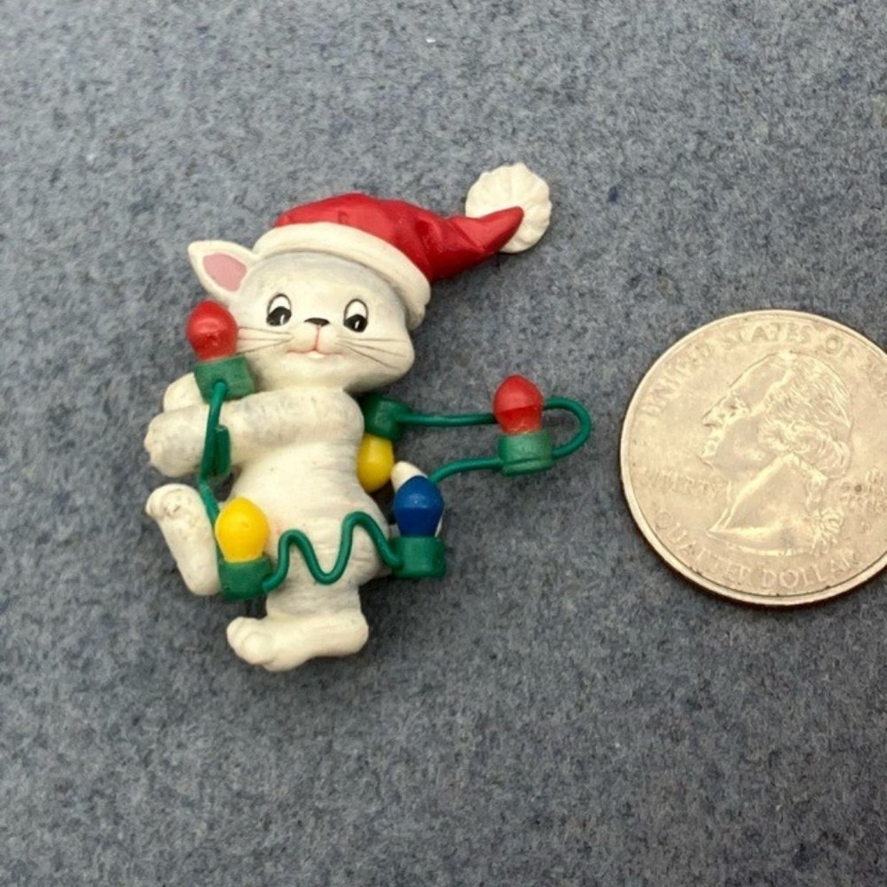 Christmas Pin Brooch White Cat Red Santa Hat String Of Lights Tangled Retro